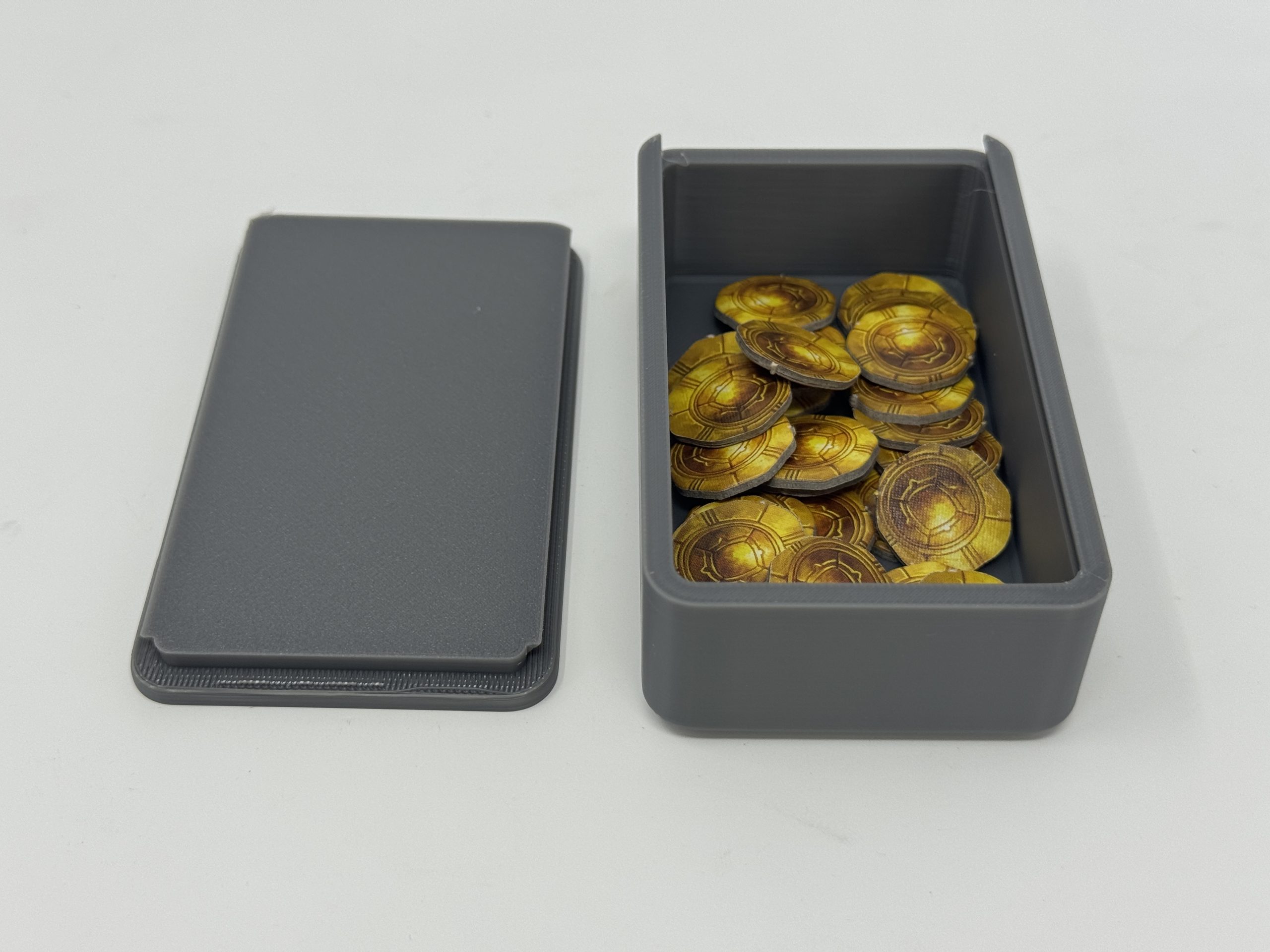 Caja Guarda-Recursos “Cierre Seguro” (10×6×3 cm) - componentes del juego de mesa