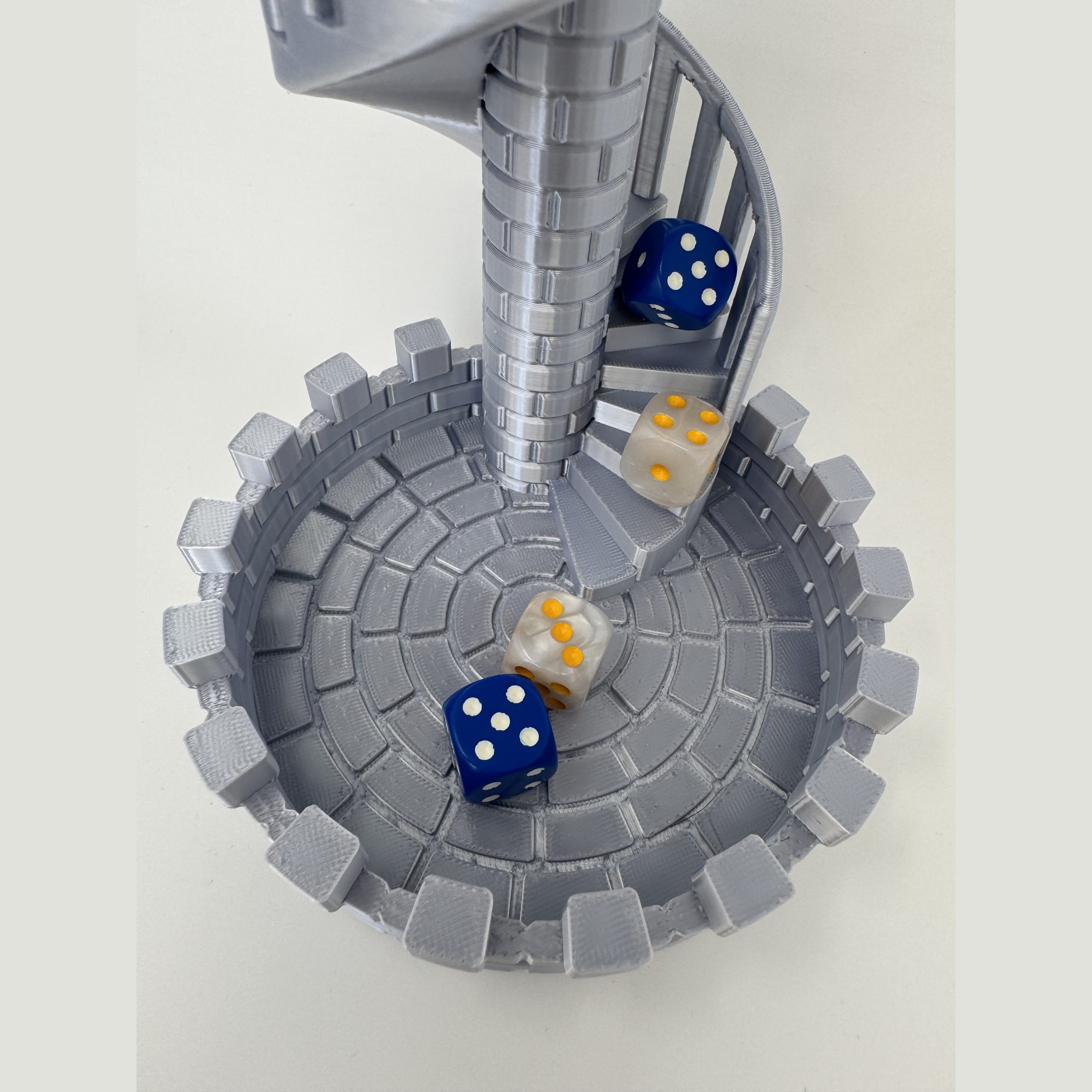 Torre de Dados Escalera Plateada - componentes del juego de mesa